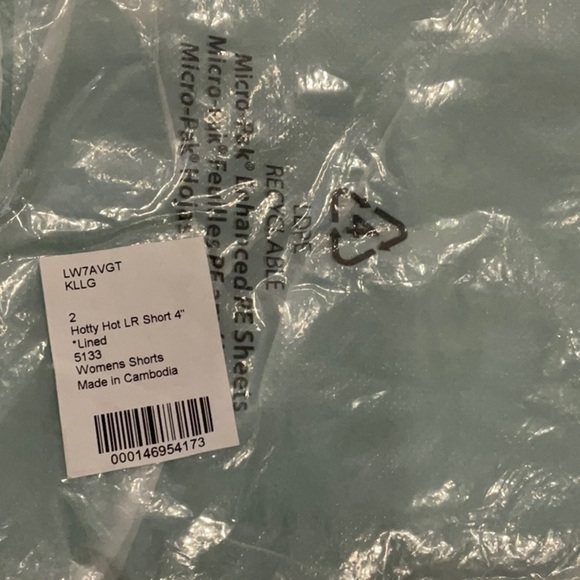 A Lululemon Hotty Hot Low-Rise Lined Short 4" - Picture 5 of 5